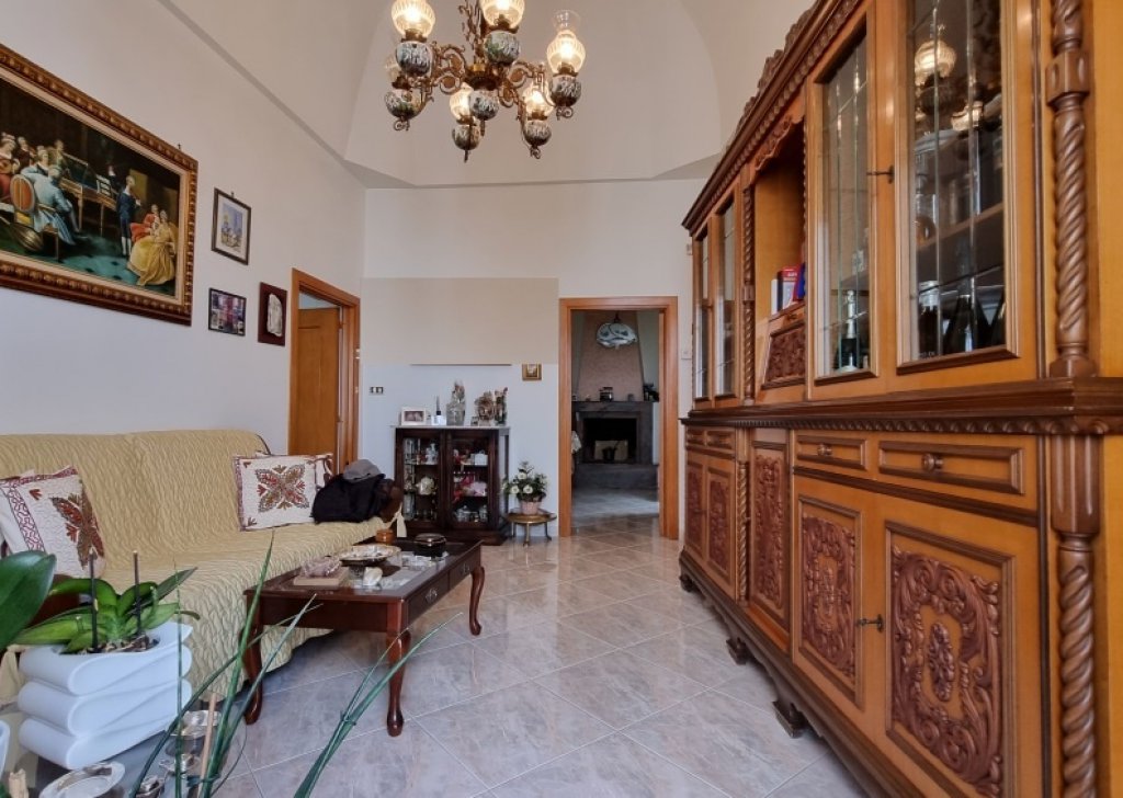 Casa di paese in vendita  130 m² in buone condizioni, Ostuni, località Centro storico