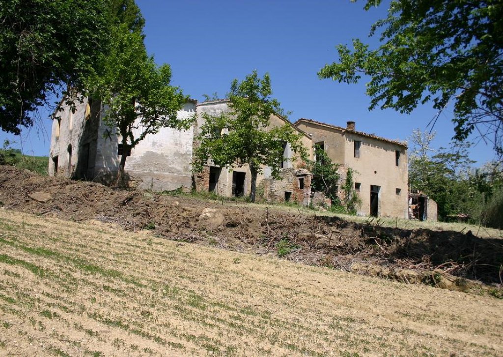 Group of buildings for sale  435 sqm, San Lorenzo in Campo, locality Near the coast