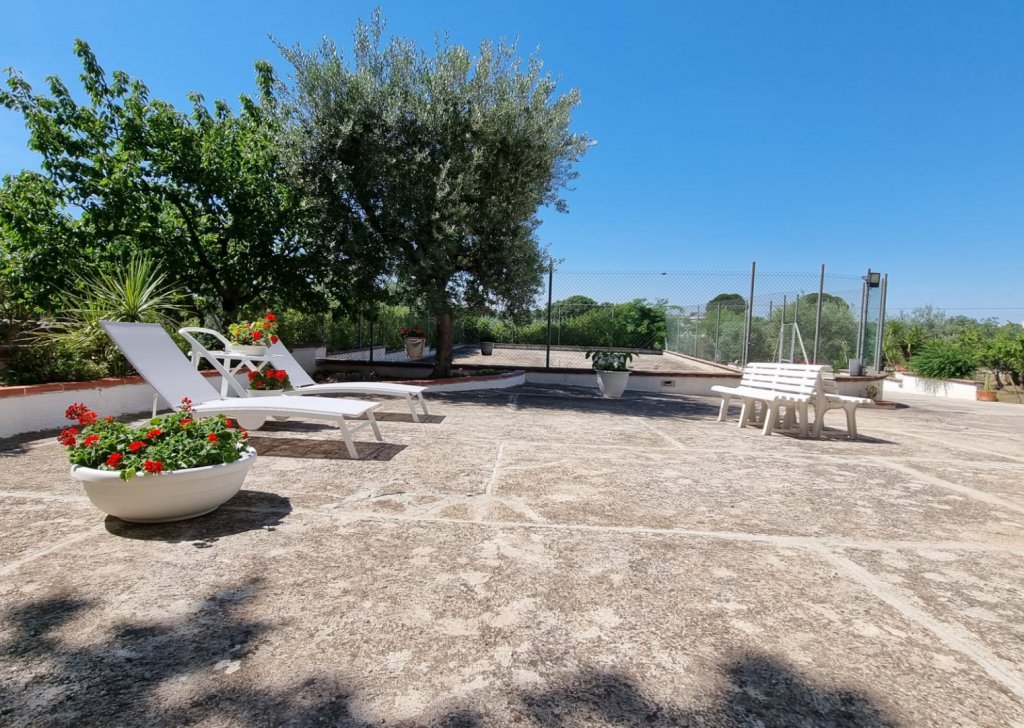 Detached property for sale  380 sqm in good condition, Cisternino, locality Itria Valley