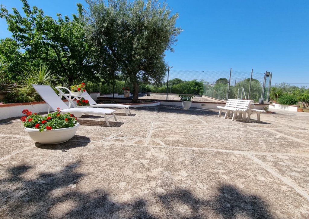 Detached property for sale  380 sqm in good condition, Cisternino, locality Itria Valley