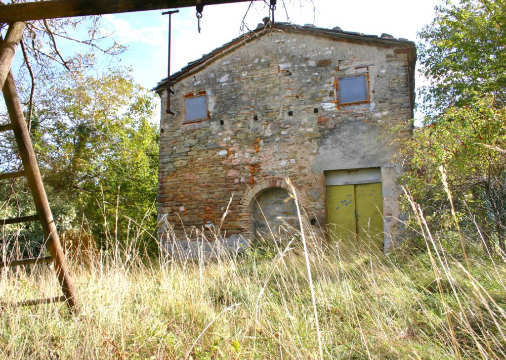 Village house for sale  140 sqm, Arcevia, locality Near the coast