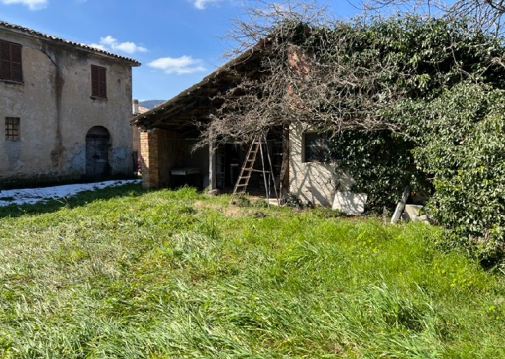 Village house for sale  550 sqm, Sassoferrato, locality Near the coast