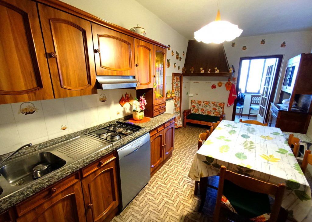 Village house for sale  190 sqm in good condition, Licciana Nardi, locality Lunigiana