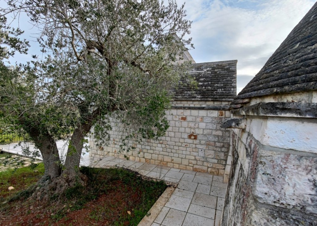 Group of buildings for sale  140 sqm in good condition, Locorotondo, locality Itria Valley