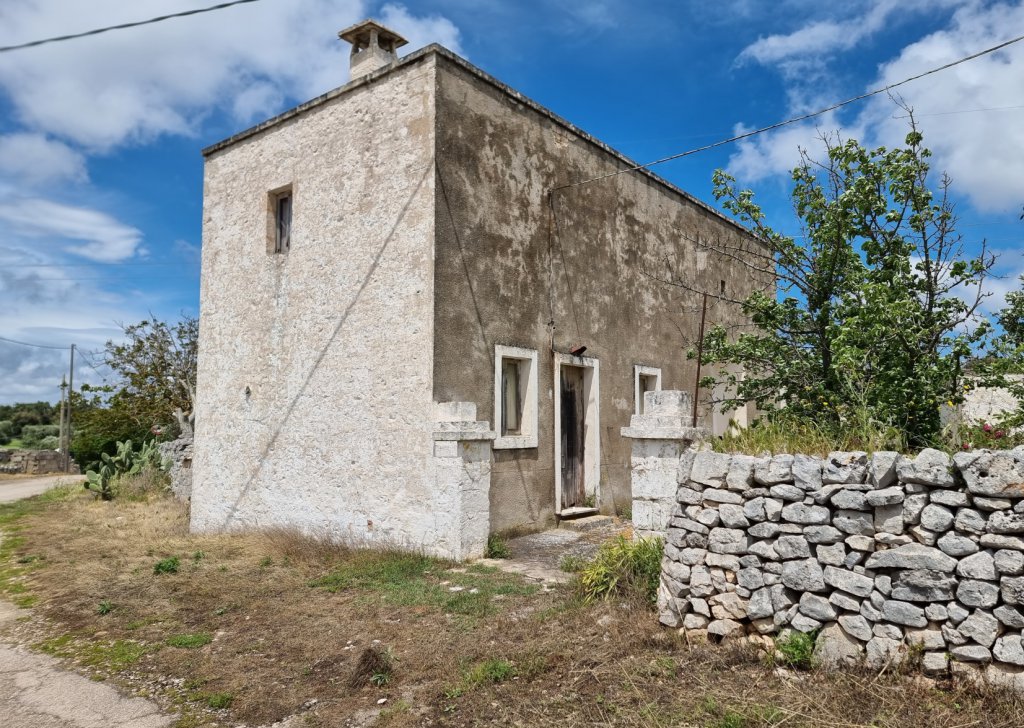 Group of buildings for sale  150 sqm, Cisternino, locality Itria Valley