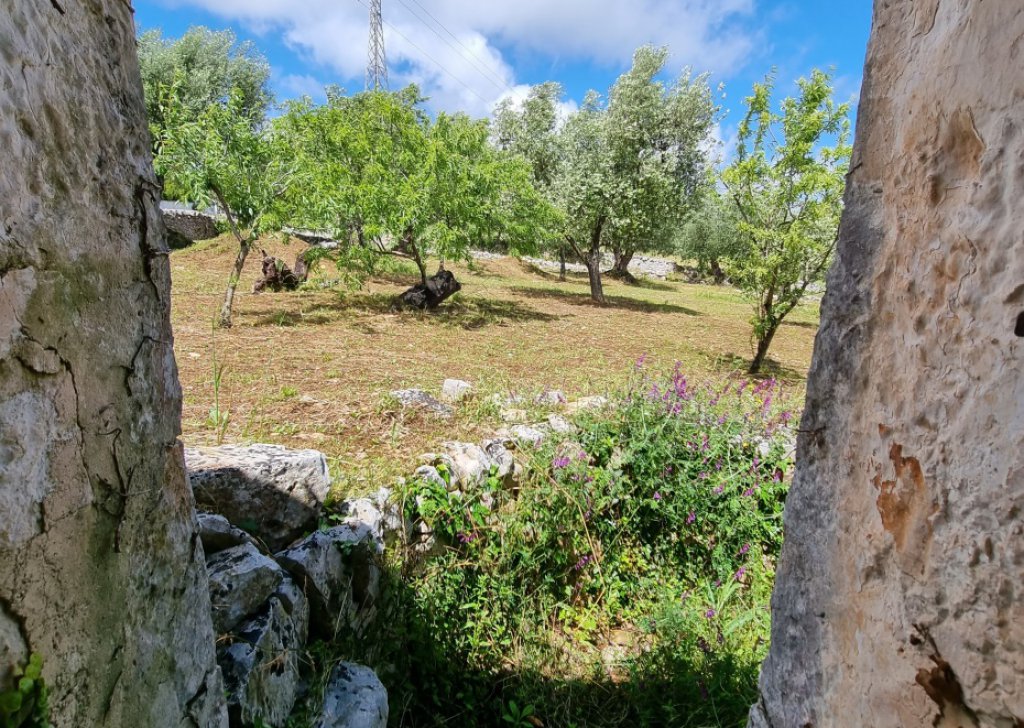 Group of buildings for sale  100 sqm, Cisternino, locality Itria Valley