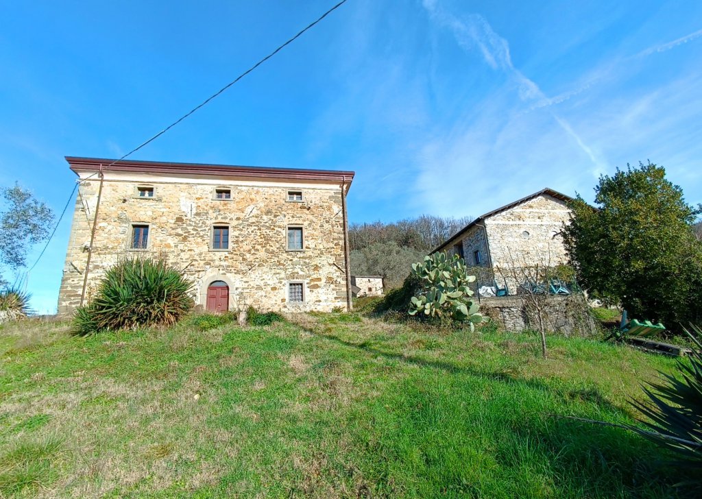 Group of buildings for sale  680 sqm in good condition, Fivizzano, locality Lunigiana