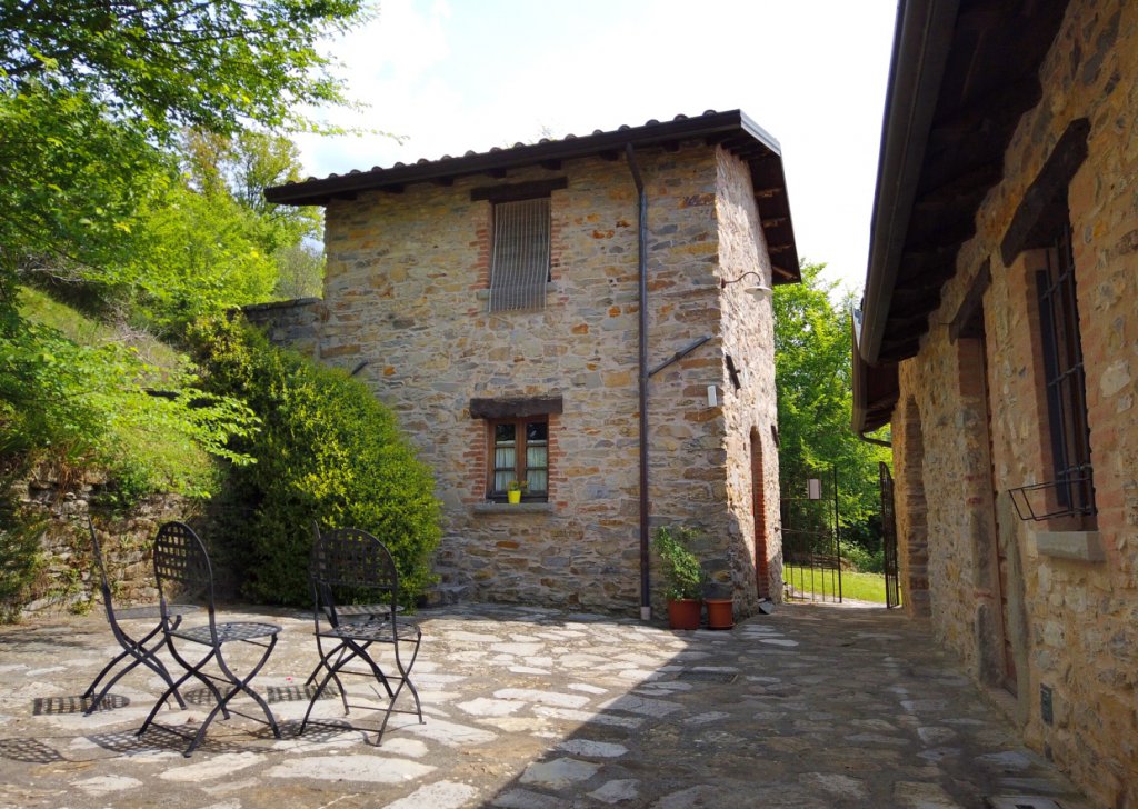 Group of buildings for sale  450 sqm in excellent condition, Fivizzano, locality Lunigiana