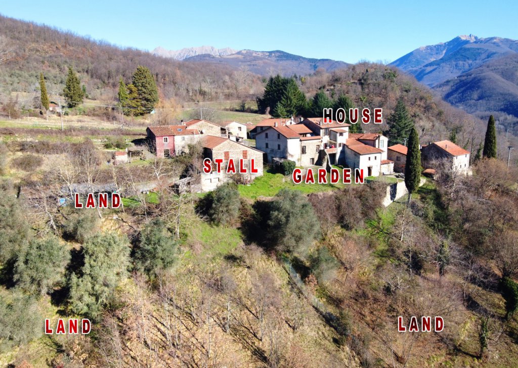 Group of buildings for sale  300 sqm in good condition, Fivizzano, locality Lunigiana