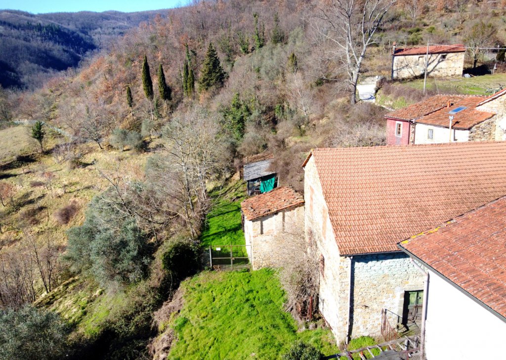 Group of buildings for sale  300 sqm in good condition, Fivizzano, locality Lunigiana