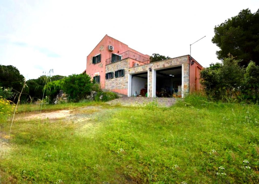 Detached property for sale  250 sqm in good condition, Carloforte, locality South coast