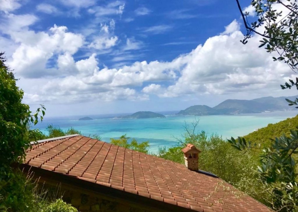 Detached property for sale  60 sqm in good condition, Lerici, locality Poet's Gulf