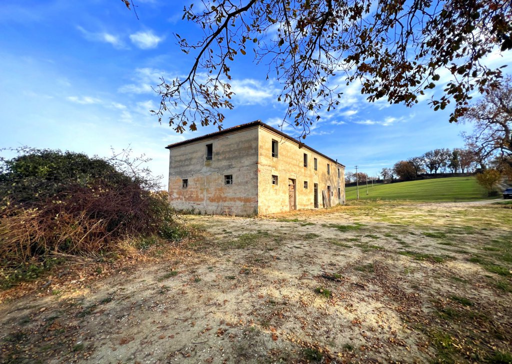 Detached property for sale  320 sqm, Fano, locality Near the coast