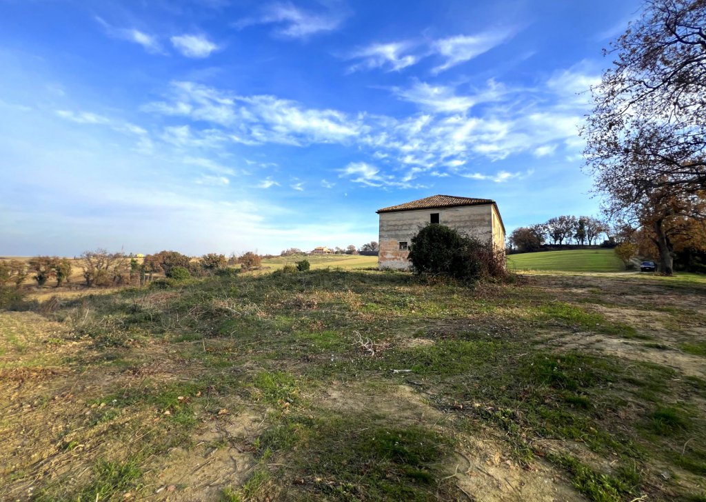 Detached property for sale  320 sqm, Fano, locality Near the coast