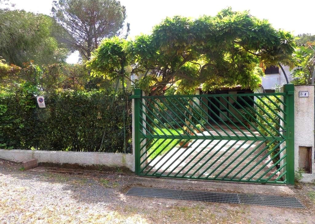 Semi-detached property for sale  180 sqm in good condition, Pula, locality South coast