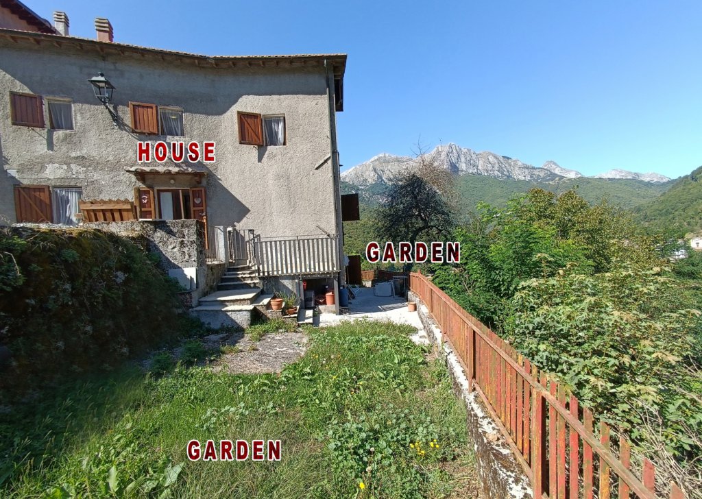 Semi-detached property for sale  110 sqm in good condition, Minucciano, locality Garfagnana