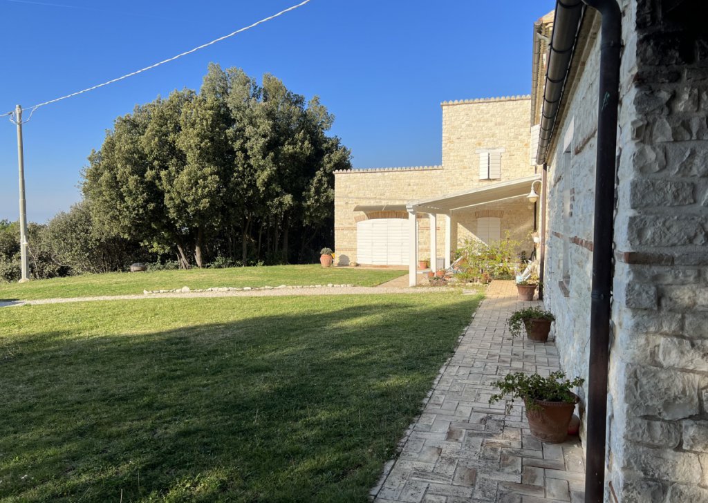 Detached property for sale  320 sqm in good condition, Sirolo, locality Coast