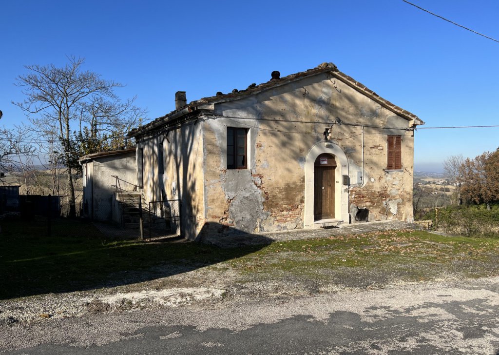 Detached property for sale  180 sqm, Arcevia, locality Near the coast