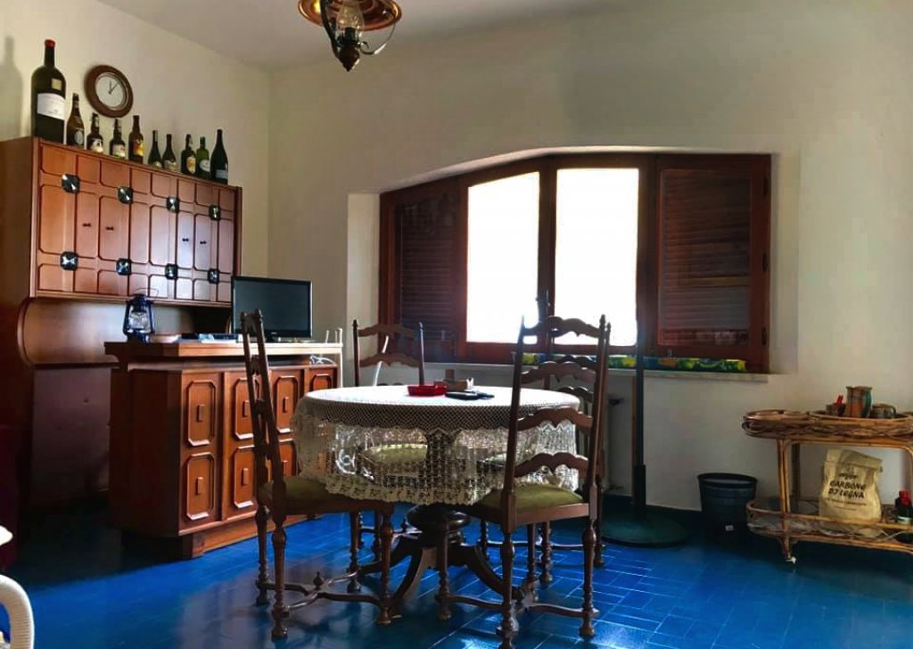 Detached property for sale  300 sqm in good condition, Tropea, locality Coast