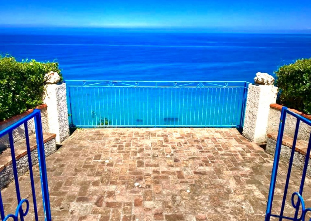 Detached property for sale  300 sqm in good condition, Tropea, locality Coast